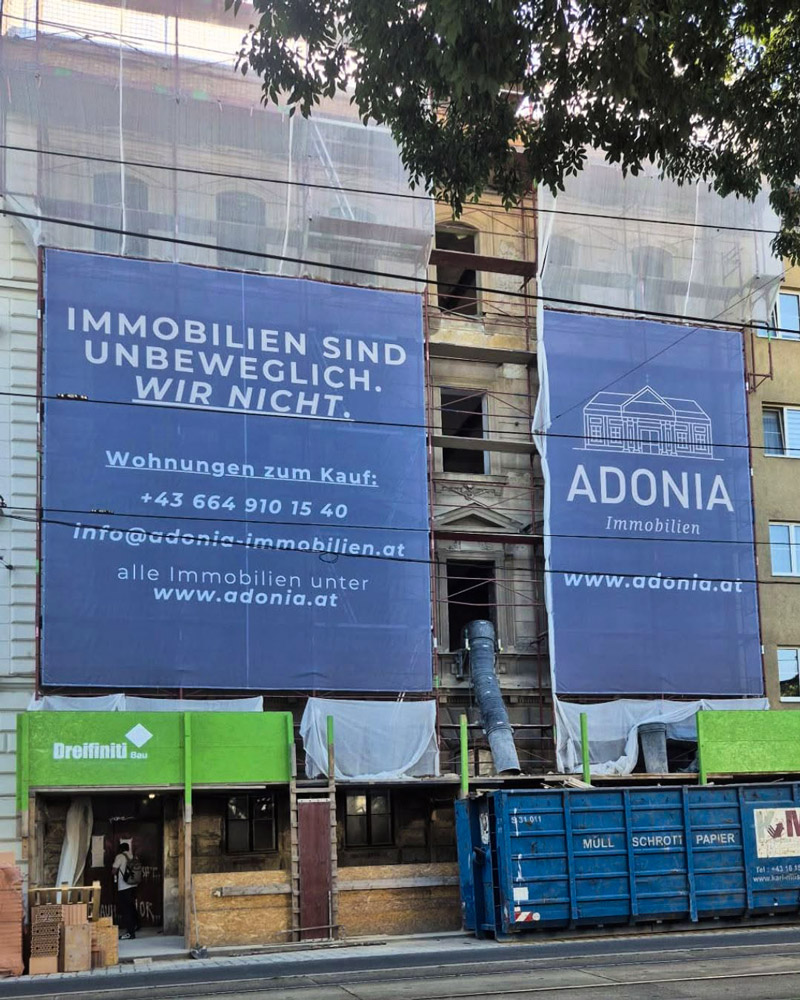 Mehrteiliges Gerüstbanner für Adonia