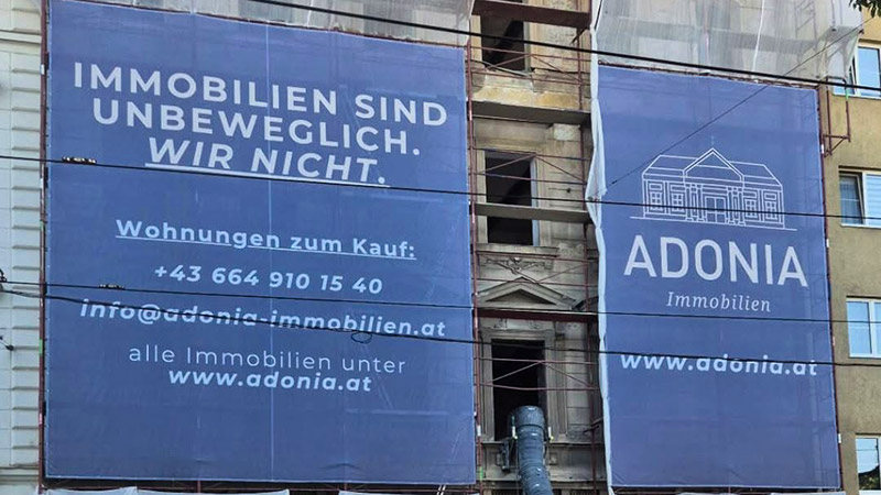 Werbebanner auf Gerüst