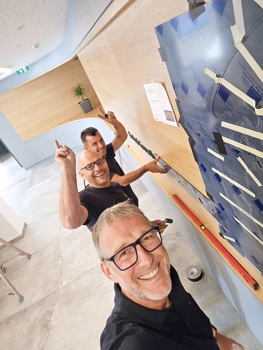 Montage der Weltkarte an der Fassade