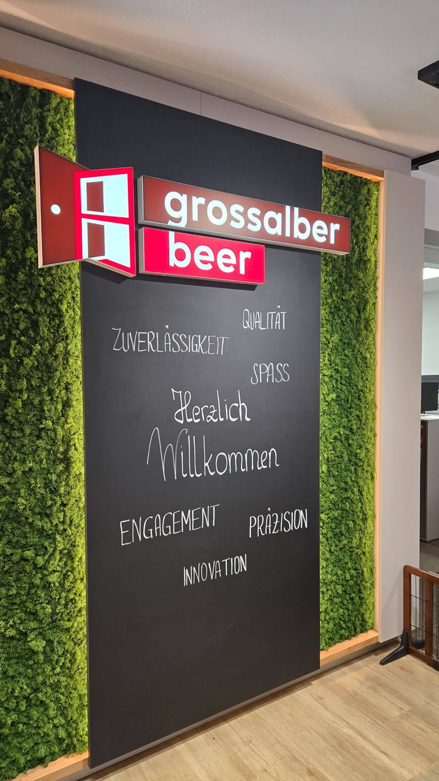 Grossalber-Beer Werbeschild in Logoform