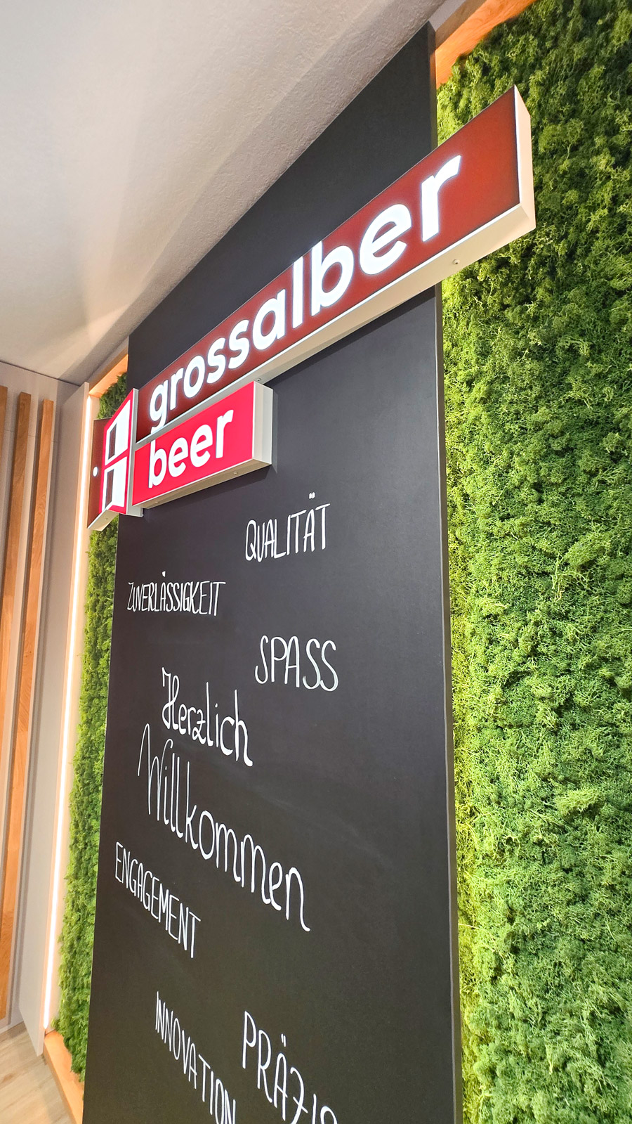 Detailaufnahme Leucht-Werbeschrift