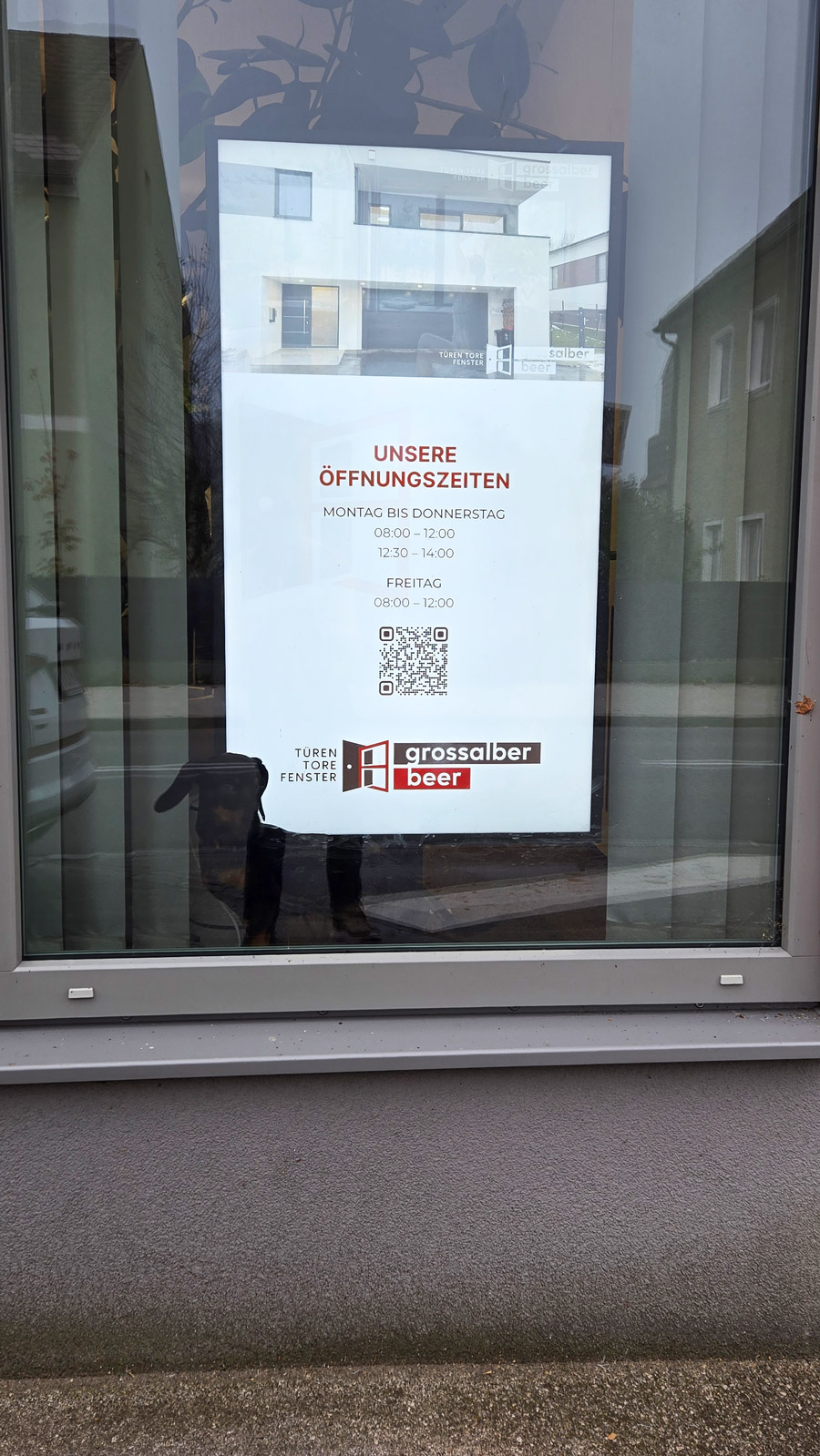 großformatige Screen im Schaufenster