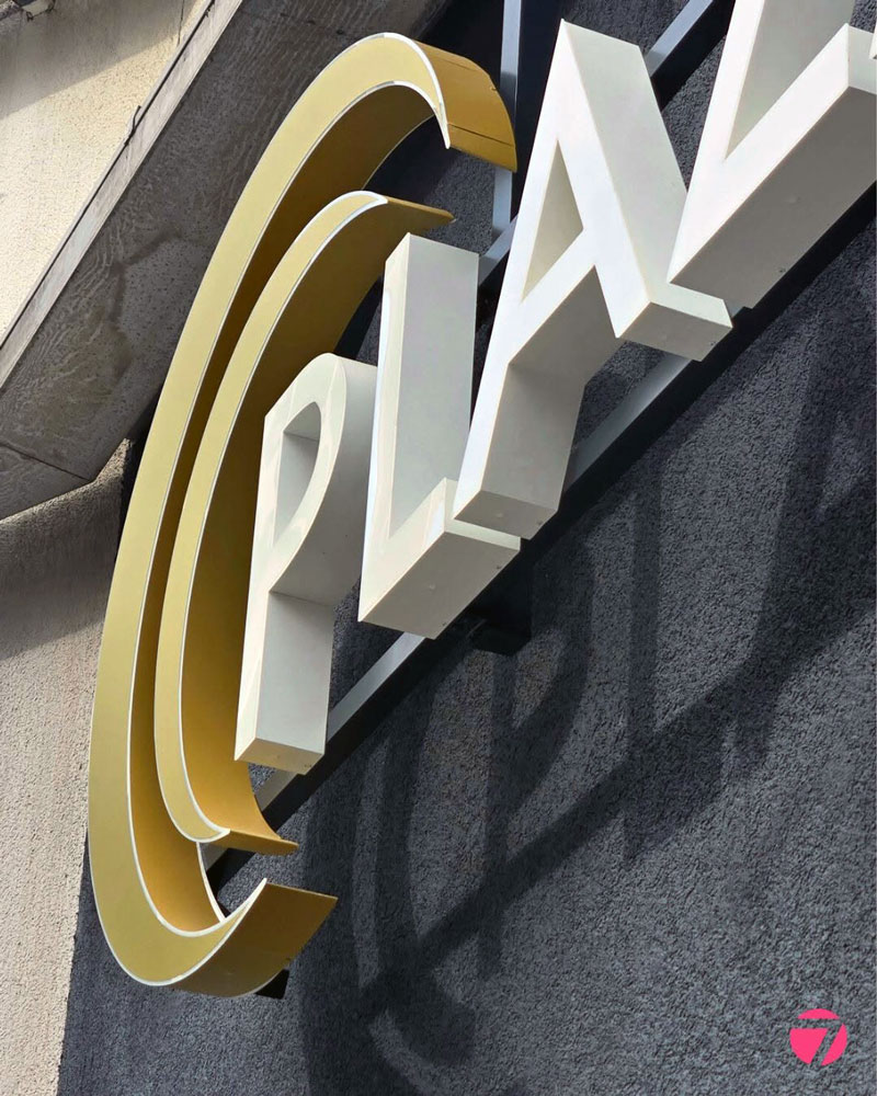 Plaza Premium Firmenschriftzug