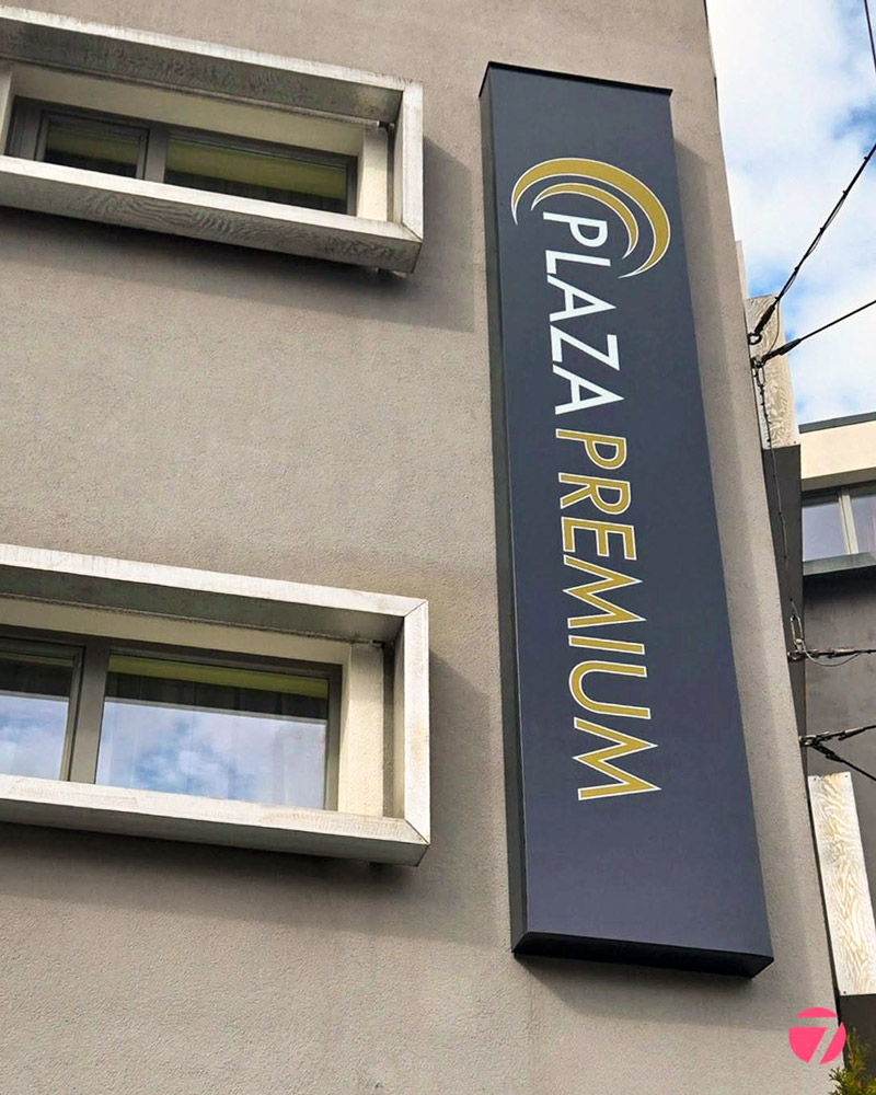 Plaza Premium Leuchtschild