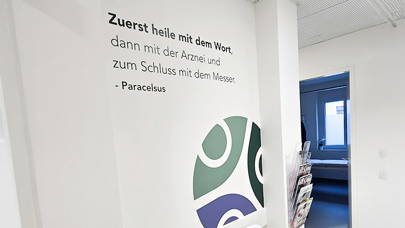 TriMed Beklebung Warteraum